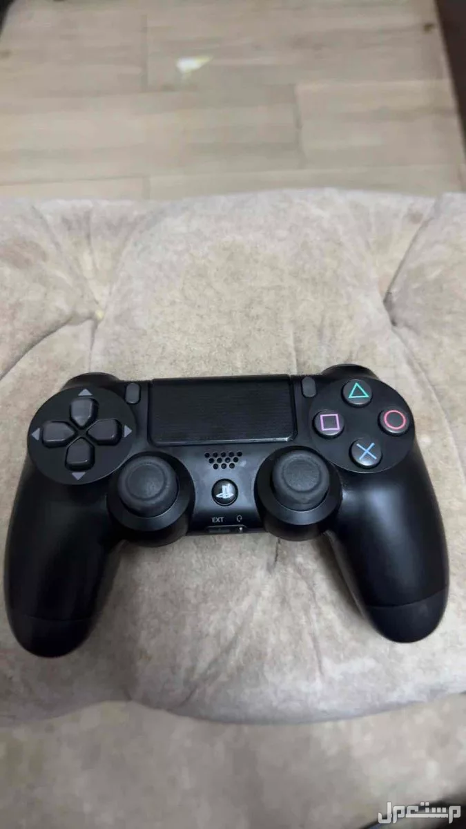 يد PS4 أصلية، استخدام خفيف ونظيفة مثل الجديدة. بدون أعطال، وكل الأزرار شغالة تمام. السعر 150 ريال وقابل للتفاوض البسيط. للتواصل واتساب أو عبر الموقع