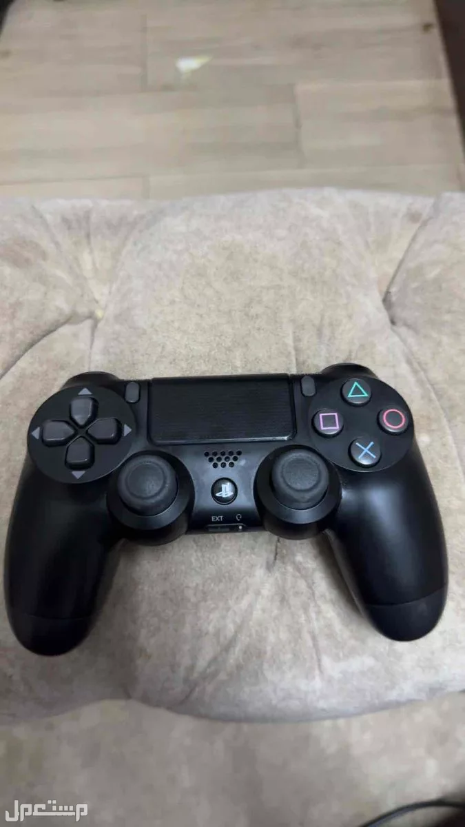 يد PS4 أصلية، استخدام خفيف ونظيفة مثل الجديدة. بدون أعطال، وكل الأزرار شغالة تمام. السعر 150 ريال وقابل للتفاوض البسيط. للتواصل واتساب أو عبر الموقع