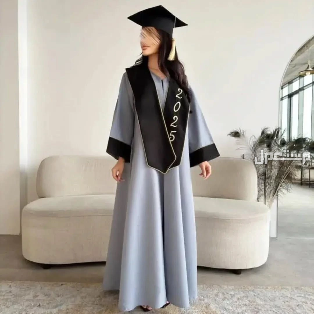 السعر 200ريال سعودي 🌹بدأنا بستقبال طلبات التخرج  ◽عباية تخرج 2025🎓 ▪️قبعة ساده. ▪️روب عباية. ▪️وشاح تطريز حسب الطلب🪡. ▪️قماش تفته ممتاز . ▪️المقاسات حسب مقاس العباية.   50 . 52 . 54 . 56