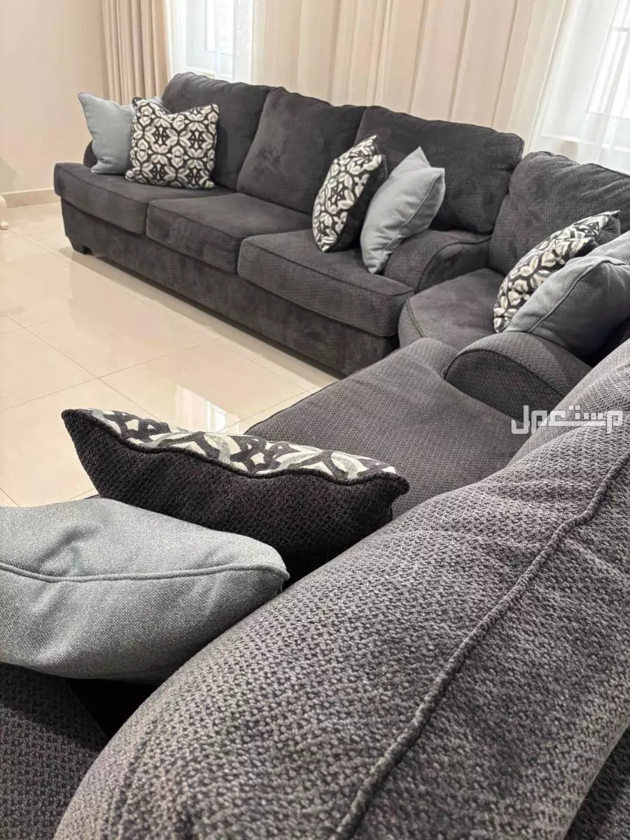 كنب زاوية للبيع من اشلي رمادي غامق استخدام سنه تقريبا