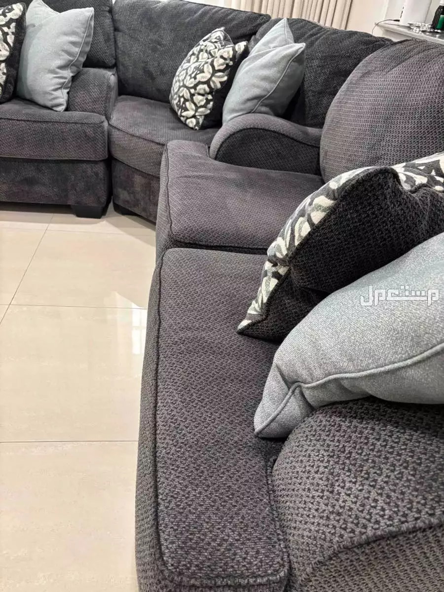 كنب زاوية للبيع من اشلي رمادي غامق استخدام سنه تقريبا