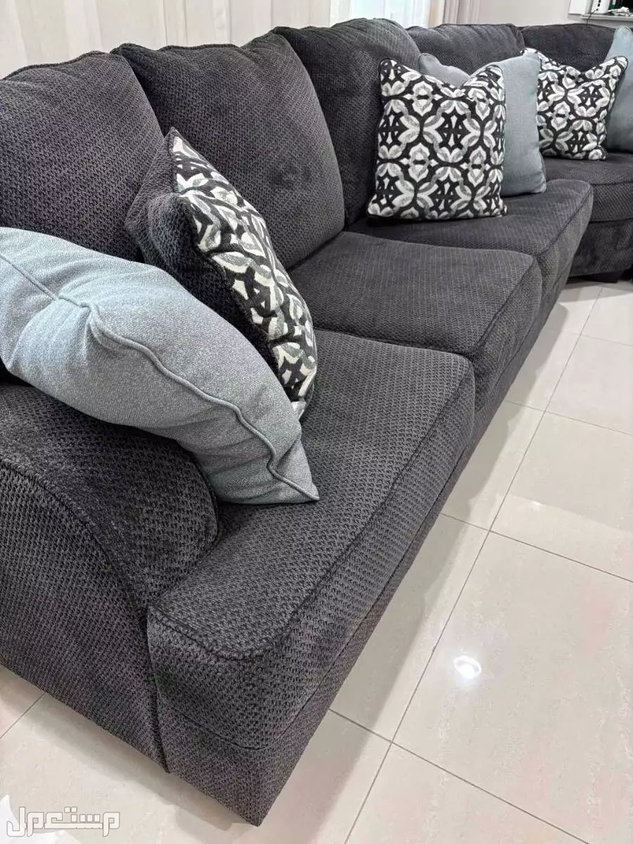كنب زاوية للبيع من اشلي رمادي غامق استخدام سنه تقريبا