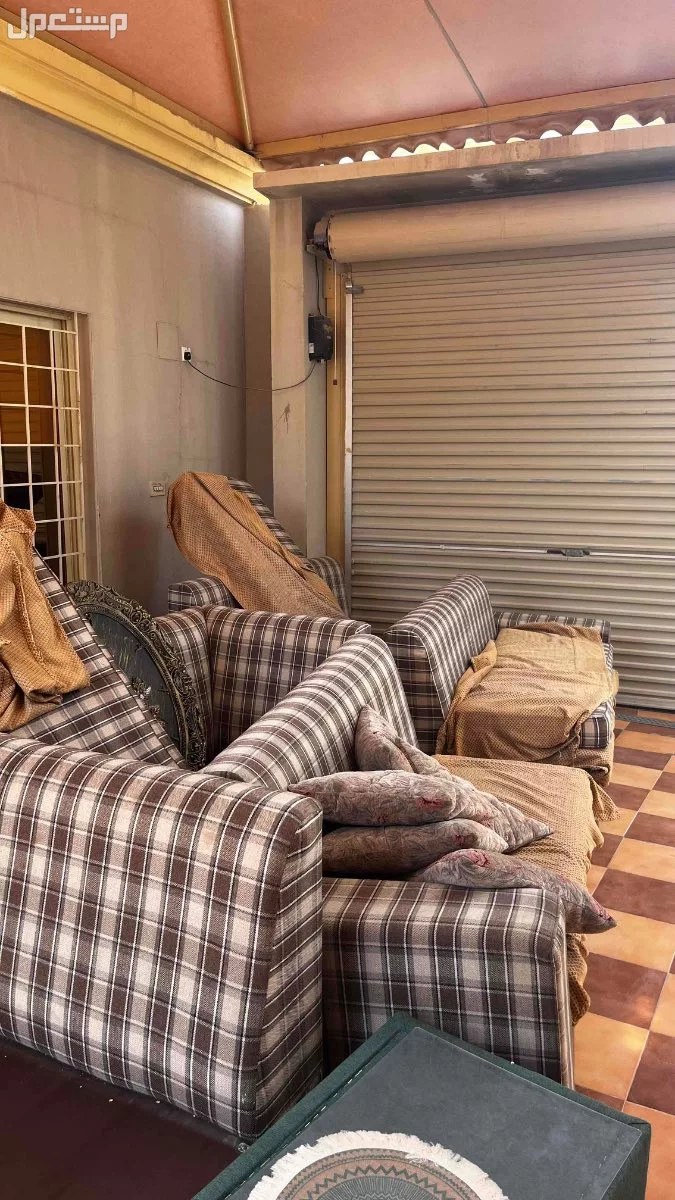 للبيع كنب مستعمل بالكامل في الاحساء حي المزروع الثانيه خلف مكتبة جرير