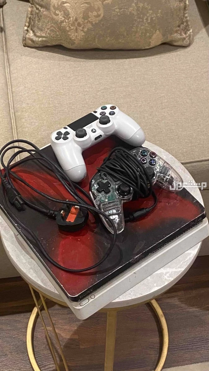 بلايستيشن 4 فئه سليم ابيض نظيف لايشكوا من اي اعطال او اضرار