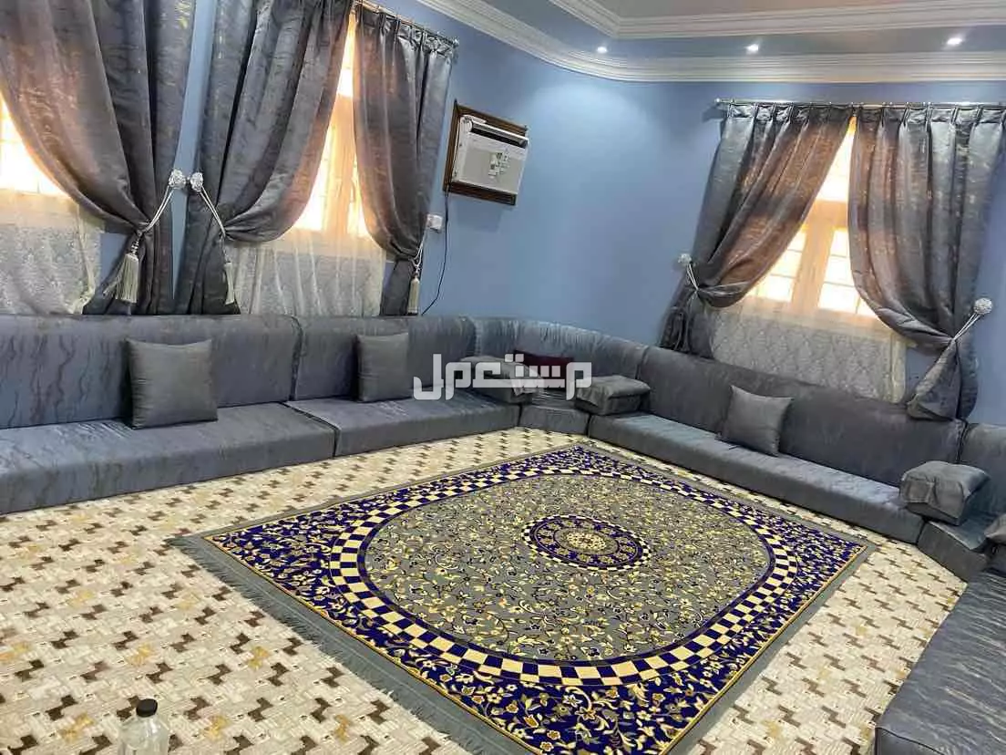 كنب ارضي + 3 ستائر  في الوجه بسعر 1800 ريال سعودي