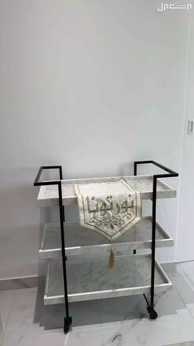 طاولة او ترولي للمضياف للبيع لون ابيض و اسود بحالة ممتازة لم تستخدم  في الدمام بسعر 200 ريال سعودي
