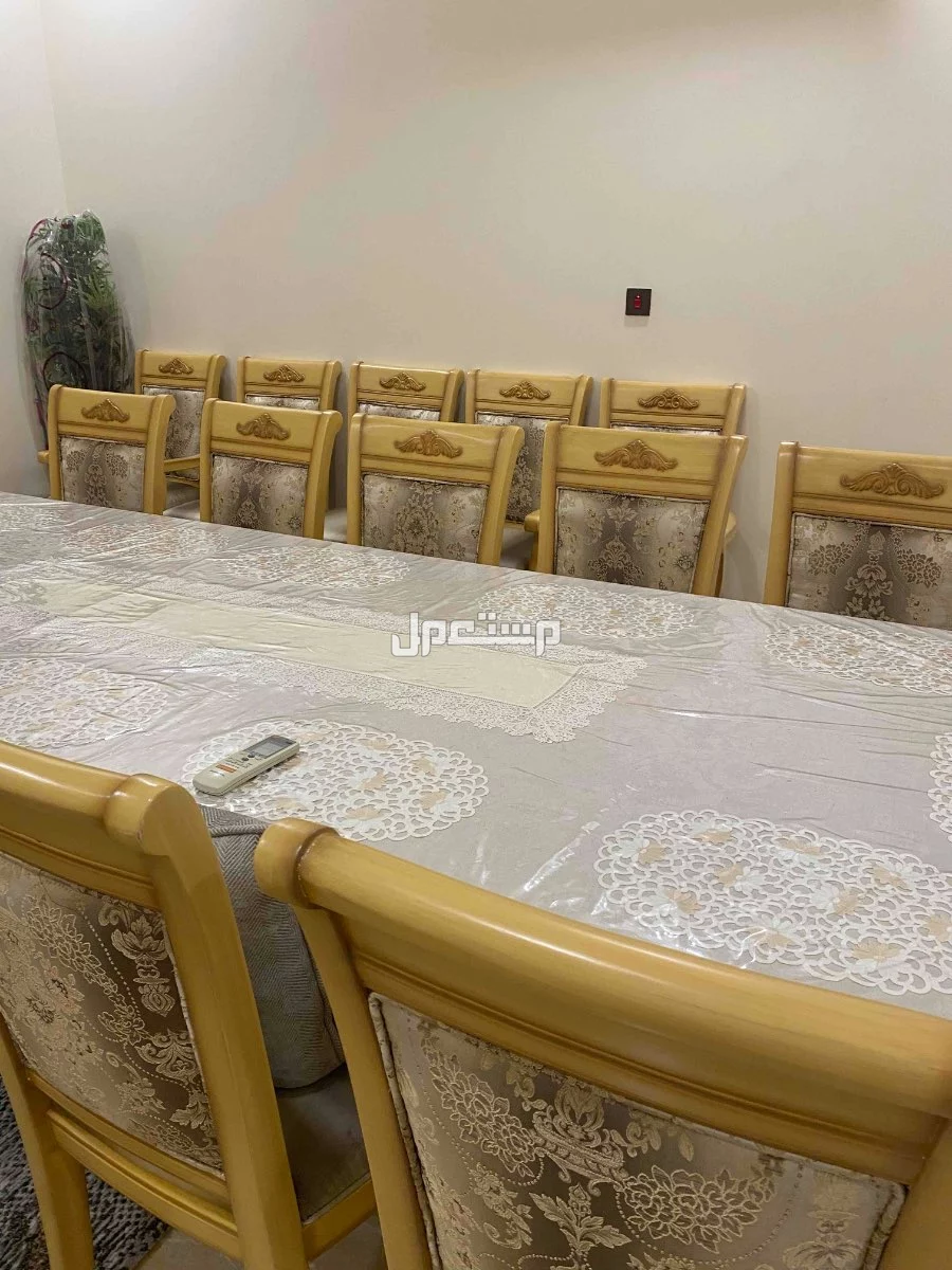 طاولة طعام 12 كرسي شبه جديدة للبيع بالدمام في الدمام بسعر 4 آلاف ريال سعودي في الدمام بسعر 4 آلاف ريال سعودي