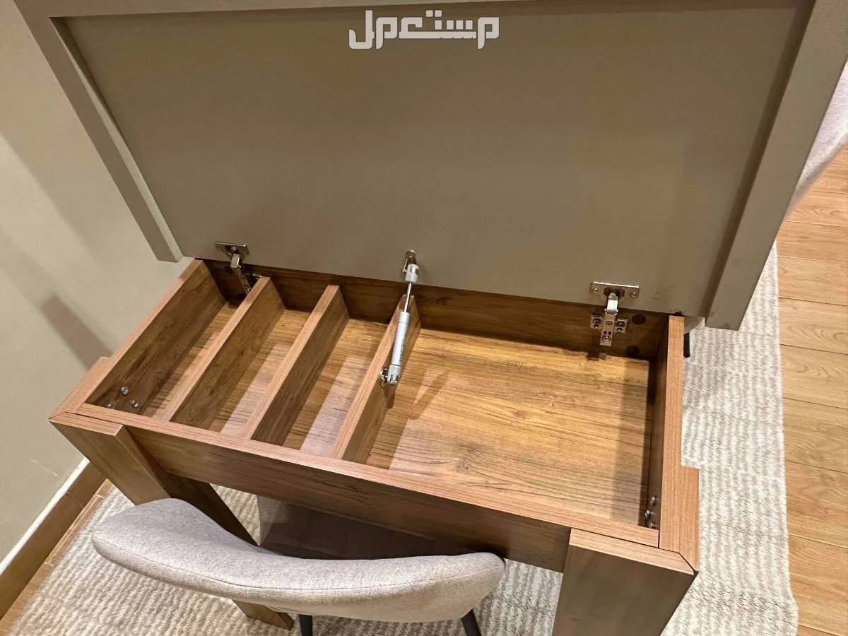 طاوله طعام للبيع في حاله ممتازه في الرياض فقط والنقل على المشتري