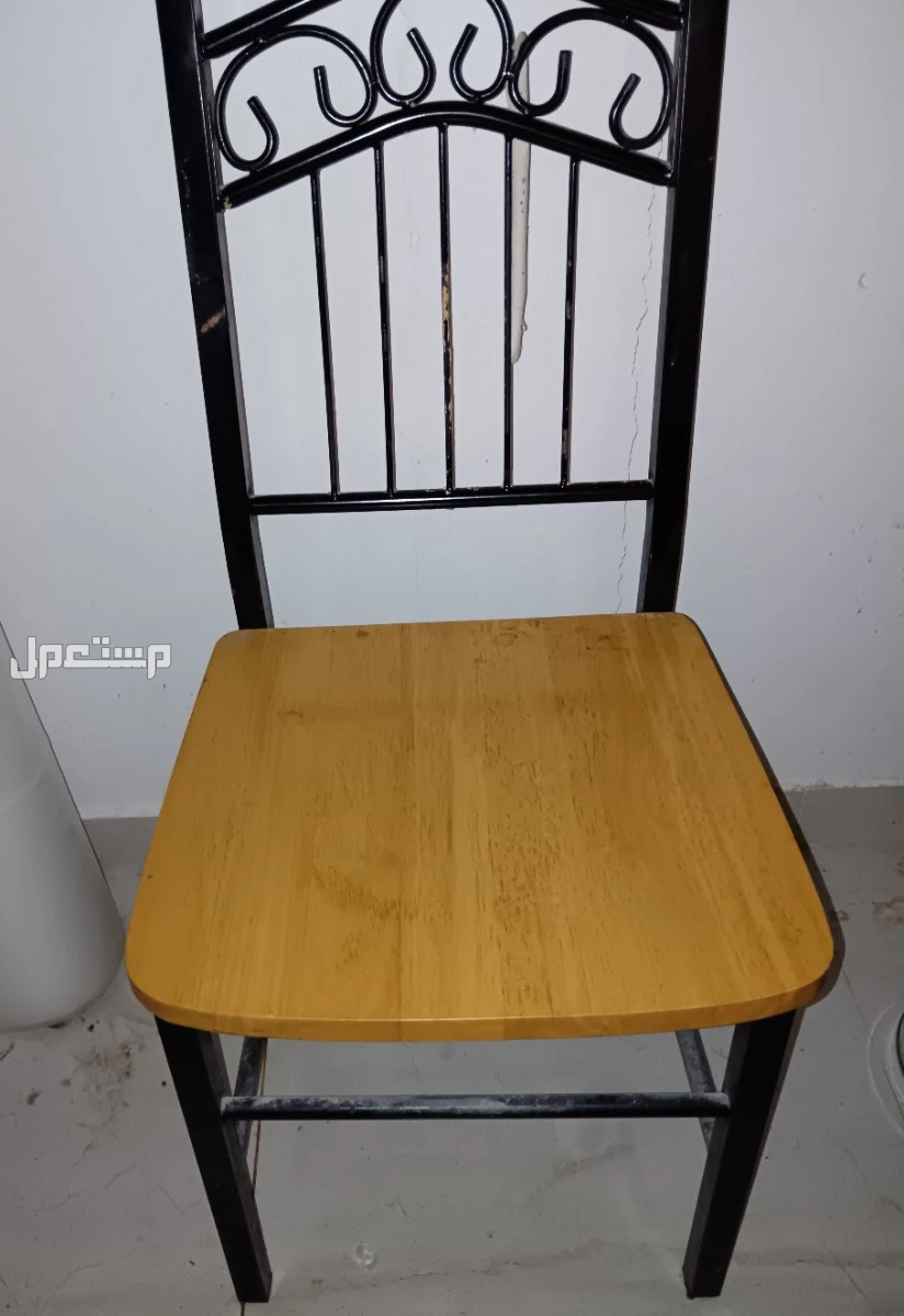 جلسة أرضية وطقمين كراسي جلوس خشب طبيعي وطاولة طعام خشب طبيعي وطقمين طاولات وسط ترابيزات