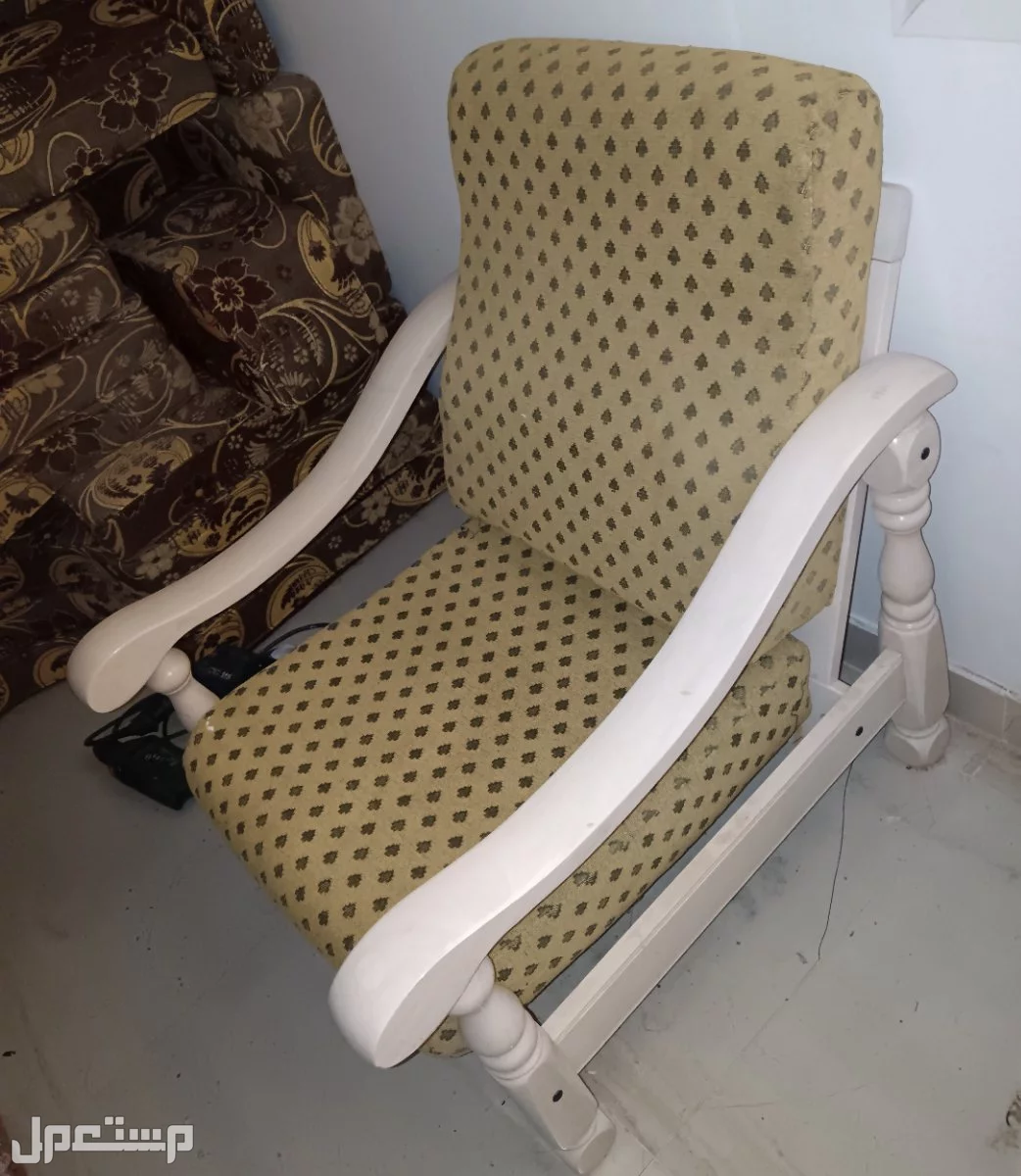 جلسة أرضية وطقمين كراسي جلوس خشب طبيعي وطاولة طعام خشب طبيعي وطقمين طاولات وسط ترابيزات