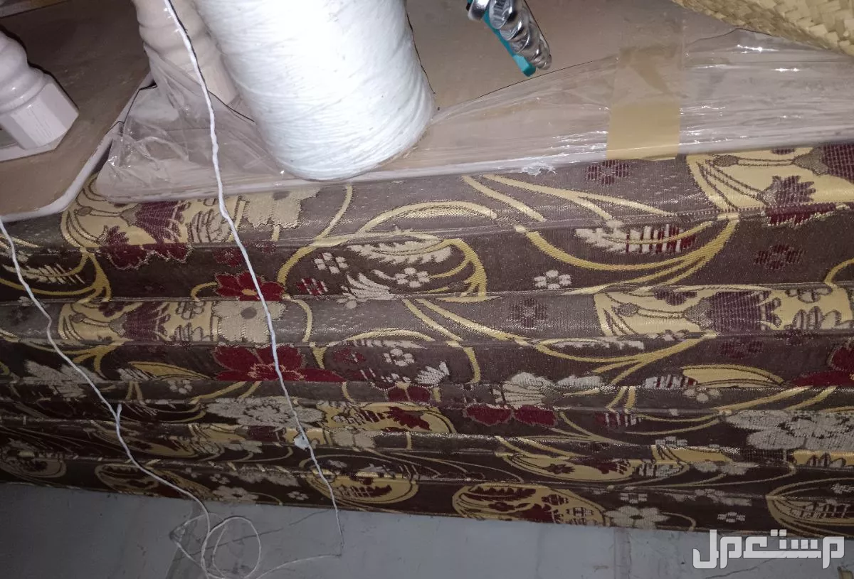 جلسة أرضية وطقمين كراسي جلوس خشب طبيعي وطاولة طعام خشب طبيعي وطقمين طاولات وسط ترابيزات