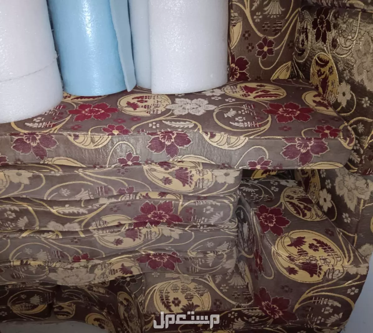 جلسة أرضية وطقمين كراسي جلوس خشب طبيعي وطاولة طعام خشب طبيعي وطقمين طاولات وسط ترابيزات
