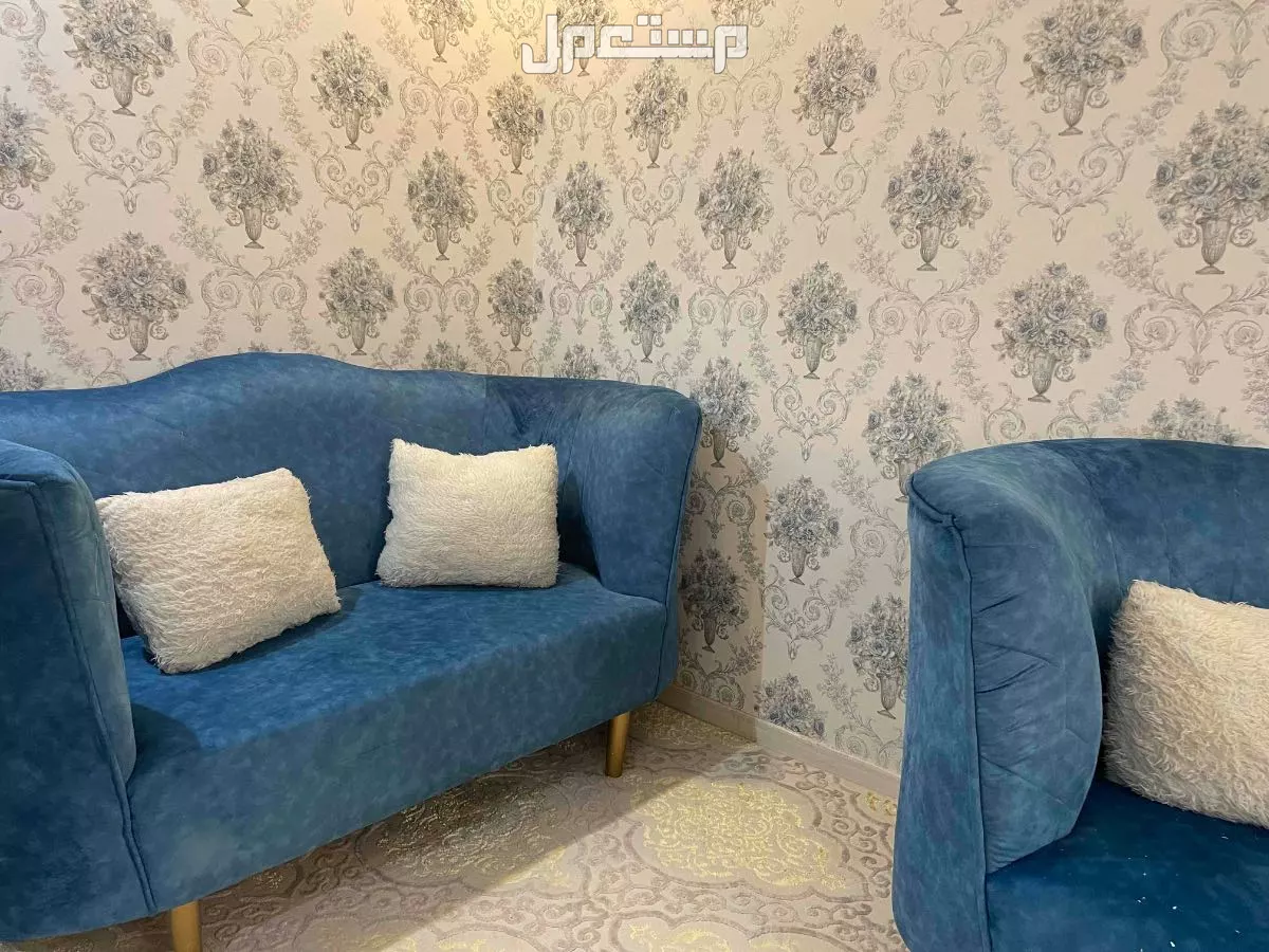 المدينة المنورة حي شوران  لبيع كنب مستخدم نظيف يحتوي من 3 قطع زايد طاولات خدمة بسعر 700 وقابل لتفاوض