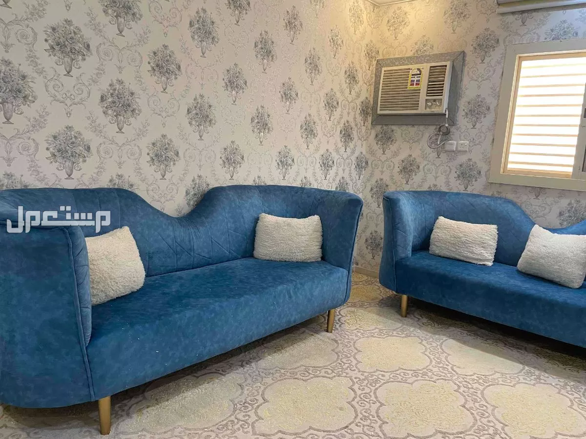 المدينة المنورة حي شوران  لبيع كنب مستخدم نظيف يحتوي من 3 قطع زايد طاولات خدمة بسعر 700 وقابل لتفاوض
