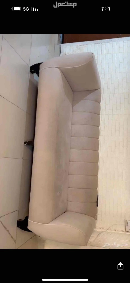 كنب قطعتين طويله واريكه وطاوله في النص دائريه متحركه وحده جانبيه