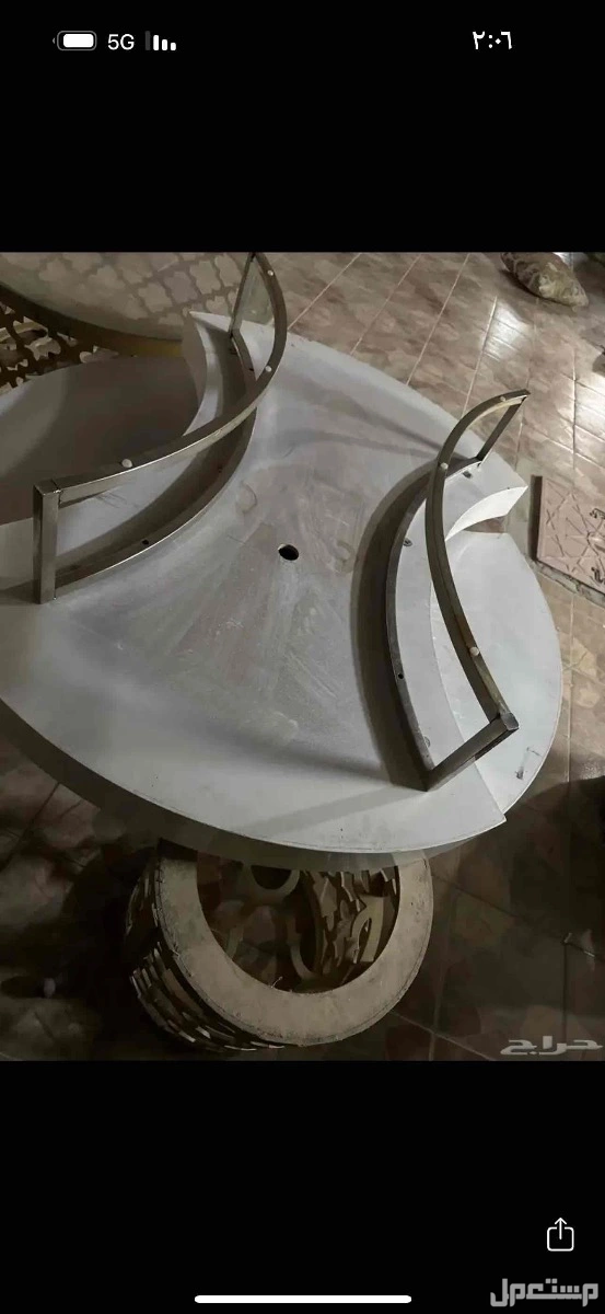 كنب قطعتين طويله واريكه وطاوله في النص دائريه متحركه وحده جانبيه