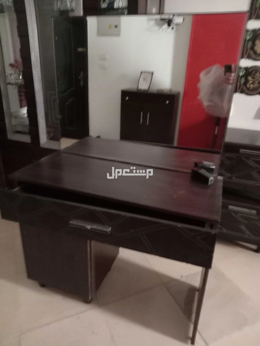تسريحة و2كمود بحدائق اكتوبر2000جنيه بسعر ألفين جنيه مصري تسريحة