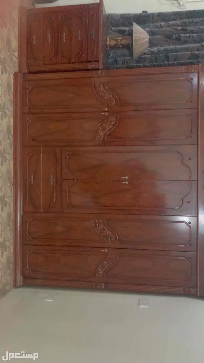 غرفة فاخرة مع فراش طبي لم يستخدم
