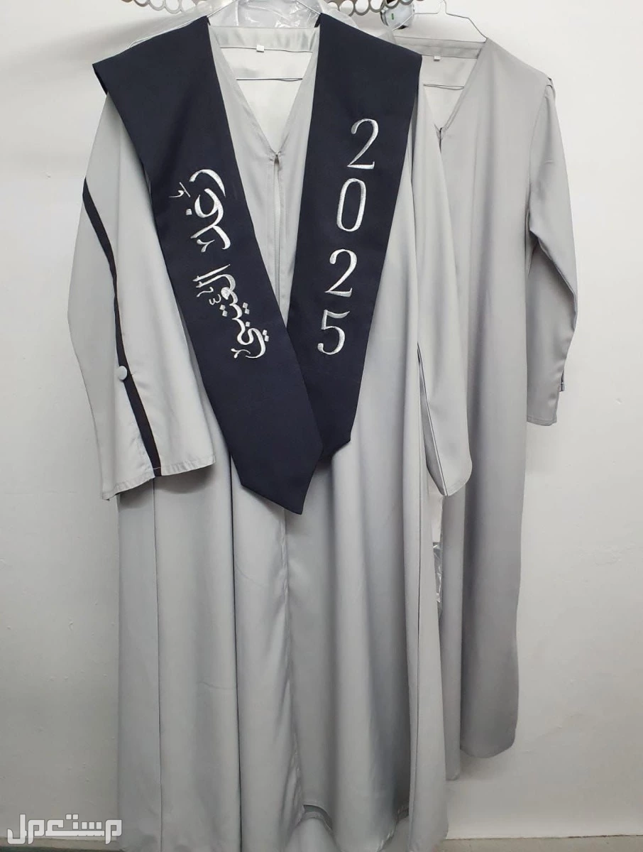 السعر 200ريال سعودي 🌹♦️الاكثر طلب.     تصوير جوال على الطبيعه. ◽عباية تخرج 2025🎓 ▪️قبعة ساده. ▪️روب عباية. ▪️وشاح تطريز حسب الطلب🪡. ▪️قماش تفته ممتاز .    *جميع المقاسات متوفره* ▪️اخذ الم