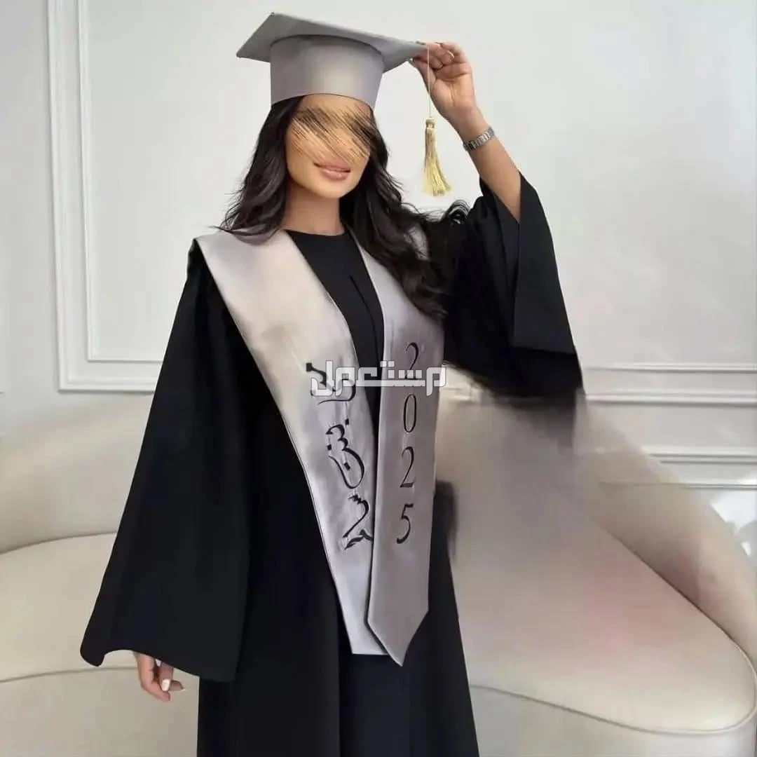 السعر 200ريال سعودي 🛍♦️الاكثر طلب.     تصوير جوال على الطبيعه. ◽عباية تخرج 2025🎓 ▪️قبعة ساده. ▪️روب عباية. ▪️وشاح تطريز حسب الطلب🪡. ▪️قماش تفته ممتاز .    *جميع المقاسات متوفره* ▪️اخذ الم