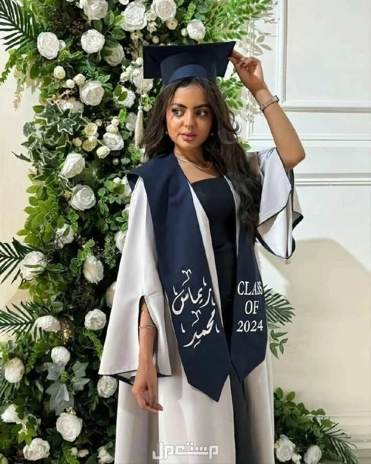 السعر 200ريال سعودي 🛍♦️الاكثر طلب.     تصوير جوال على الطبيعه. ◽عباية تخرج 2025🎓 ▪️قبعة ساده. ▪️روب عباية. ▪️وشاح تطريز حسب الطلب🪡. ▪️قماش تفته ممتاز .    *جميع المقاسات متوفره* ▪️اخذ الم