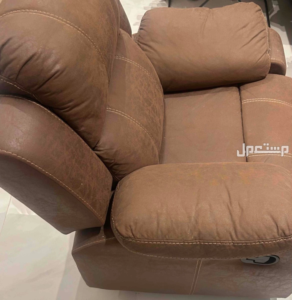 للبيع: كرسي استرخاء جلد بني (ريلاكس) بحالة ممتازة كرسي مريح جداً مصنوع من الجلد (شامواه)