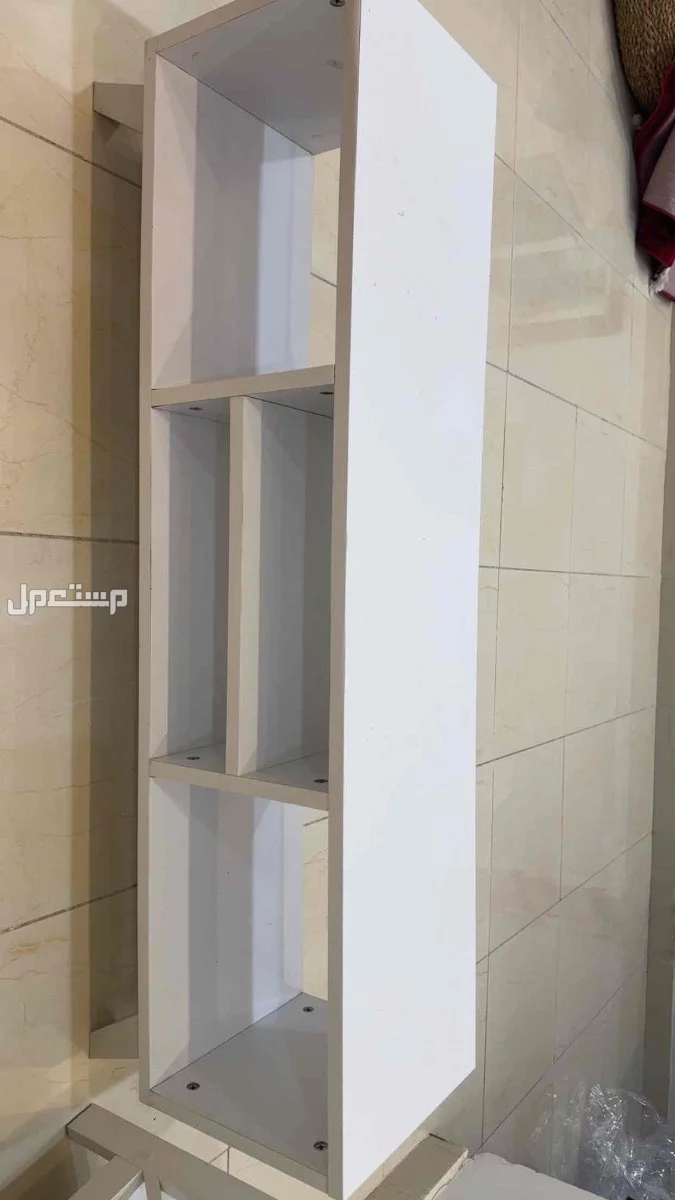 للبيع طاولة تلفزيون + طاولة جانبية اللون ابيض بحالة جيدة