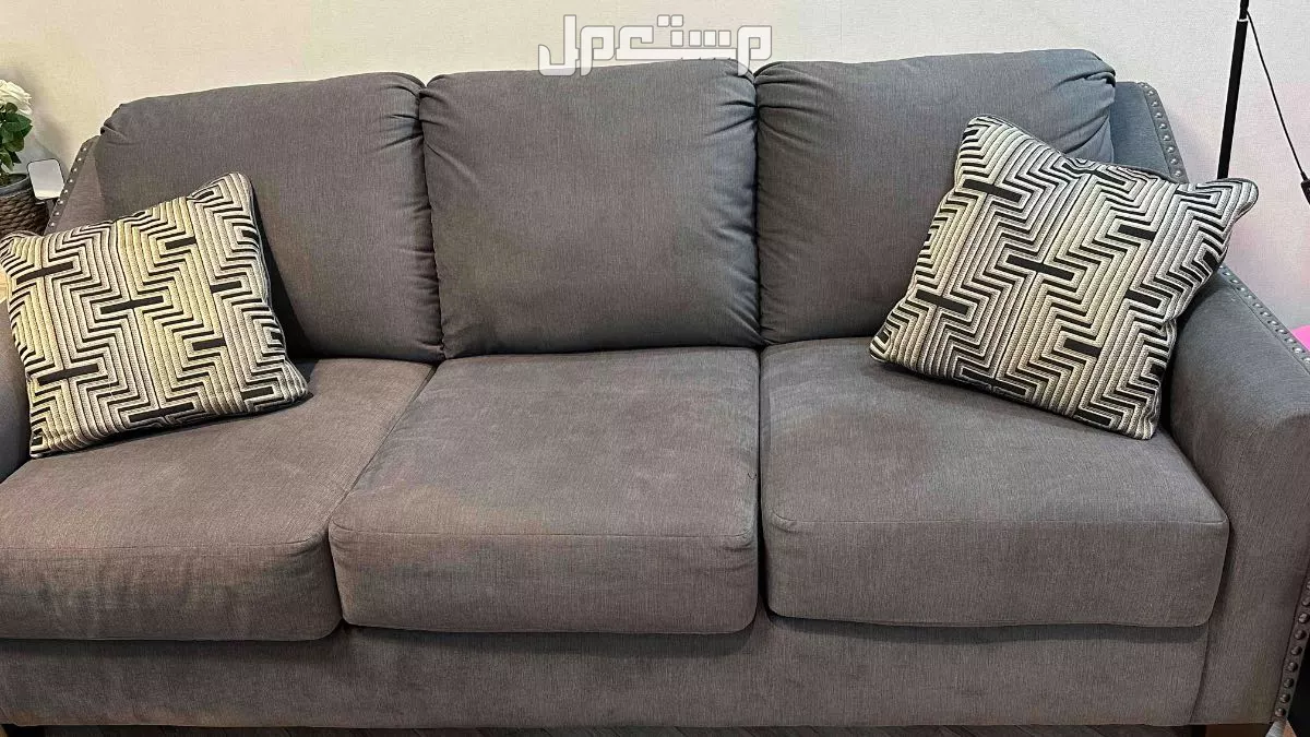 طقم كنب من اشلي و طاوله ارضيه من ايكيا