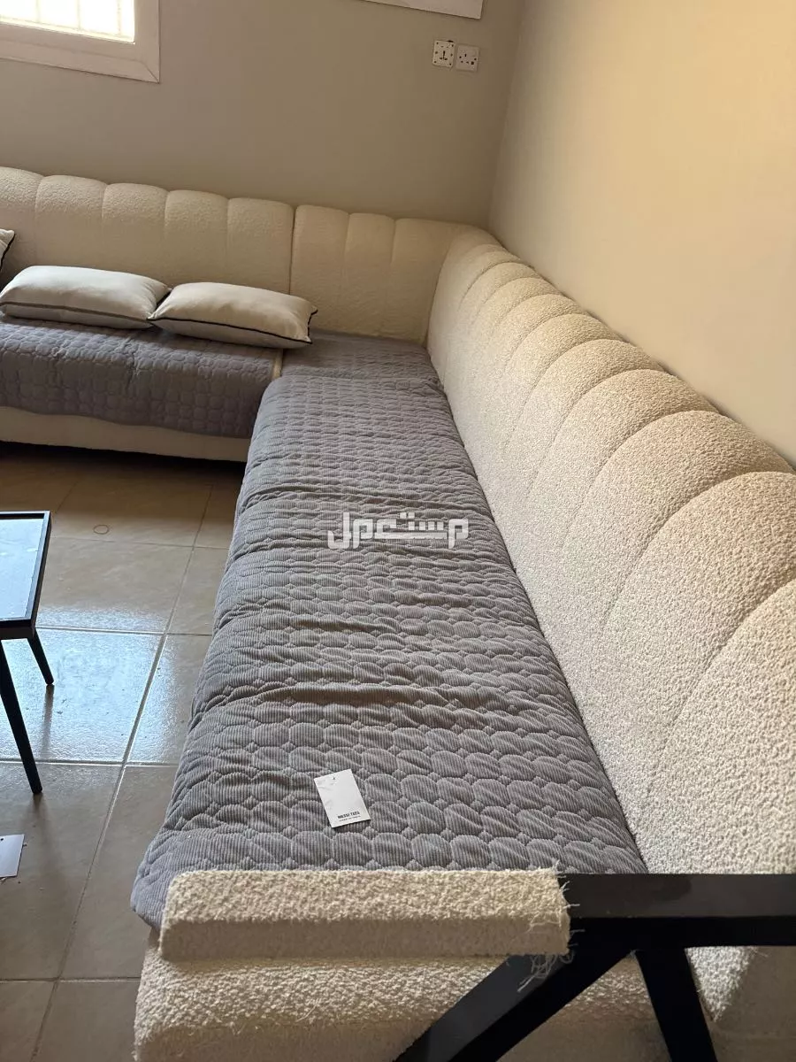 كنب للبيع على شكل حرف L نظيف وشبه جديد في البكيرية بسعر 700 ريال سعودي