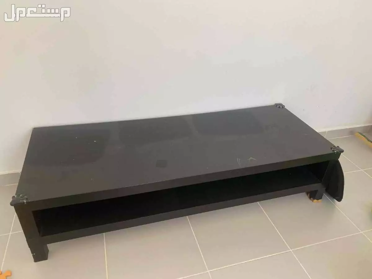 4 قطع أثاث مستعمل بحالة جيدة للبيع (طاولة طعام، طاولة تلفزيون ،طاولة وسط، رف تخزين في الدمام بسعر 500 ريال سعودي