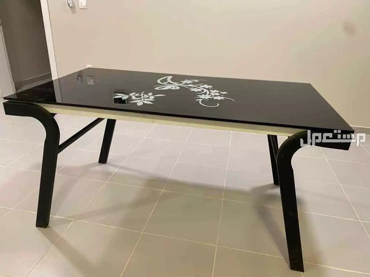 4 قطع أثاث مستعمل بحالة جيدة للبيع (طاولة طعام، طاولة تلفزيون ،طاولة وسط، رف تخزين في الدمام بسعر 500 ريال سعودي