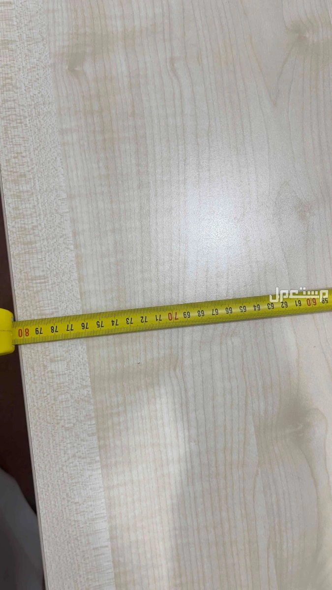 اربع طاولات نظيفة جداً وحده فيها ملاحضه