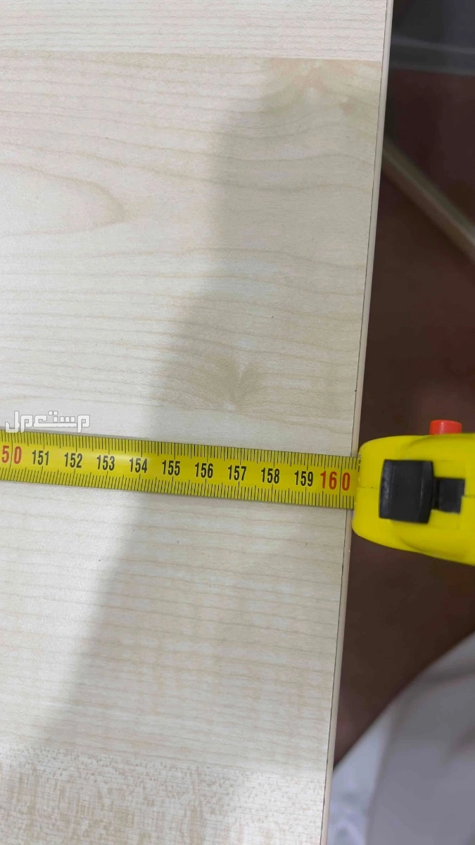 اربع طاولات نظيفة جداً وحده فيها ملاحضه