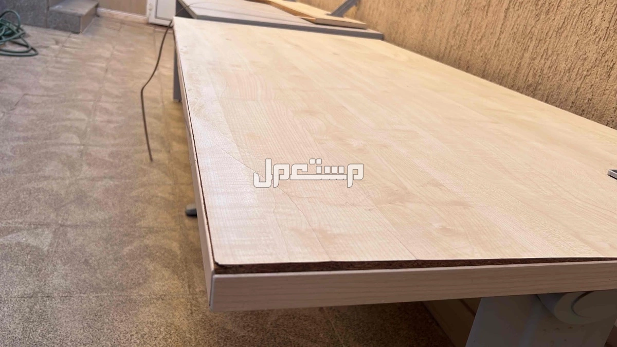 اربع طاولات نظيفة جداً وحده فيها ملاحضه
