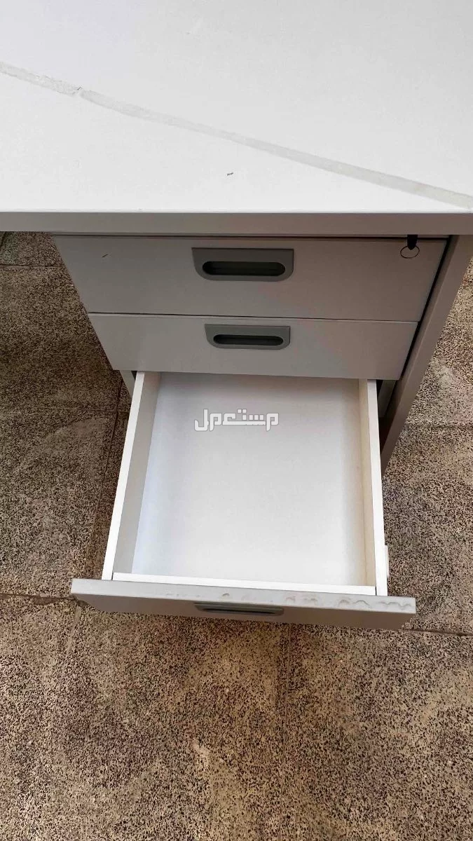 اربع طاولات نظيفة جداً وحده فيها ملاحضه