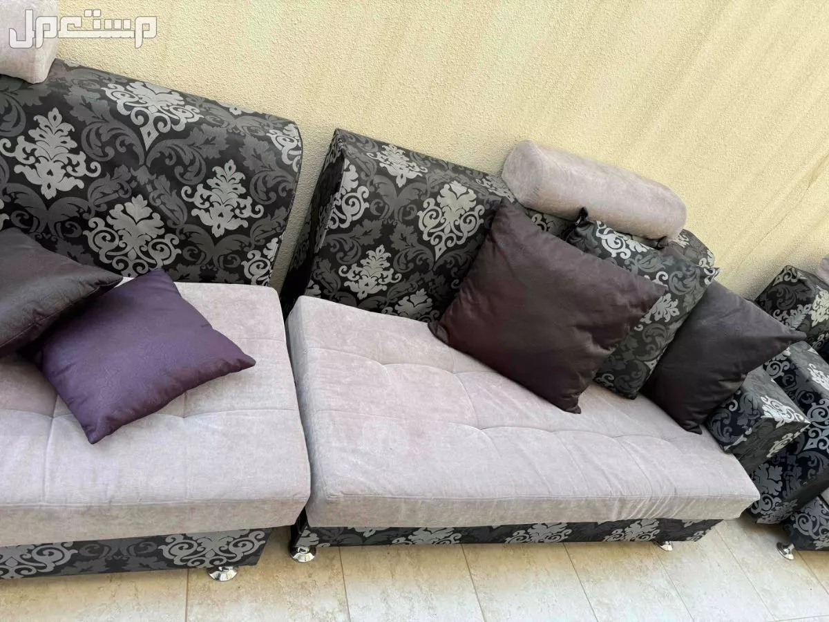 كنب للبيع في حالة ممتازه  في الرياض بسعر ألف ريال سعودي