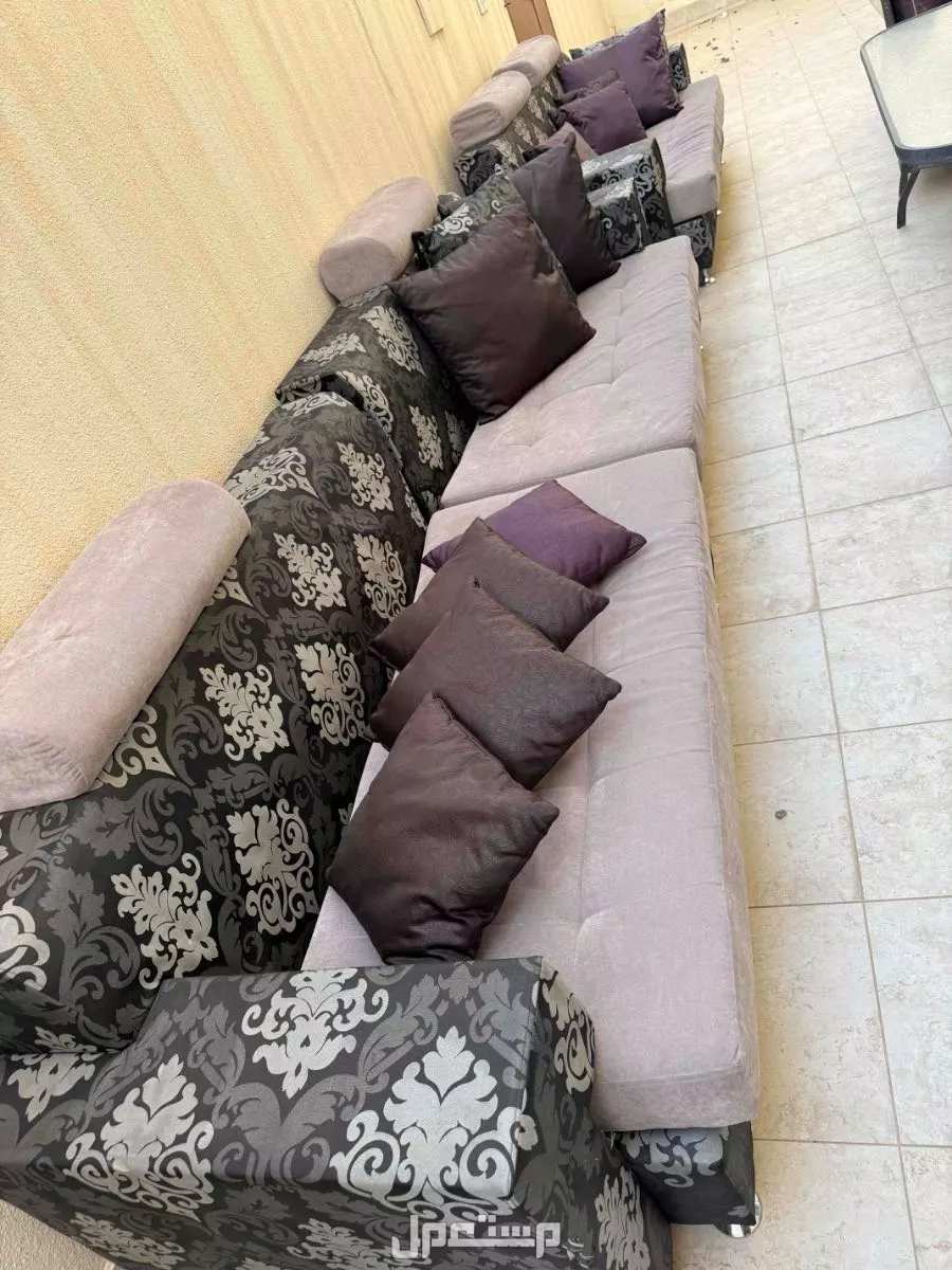 كنب للبيع في حالة ممتازه  في الرياض بسعر ألف ريال سعودي