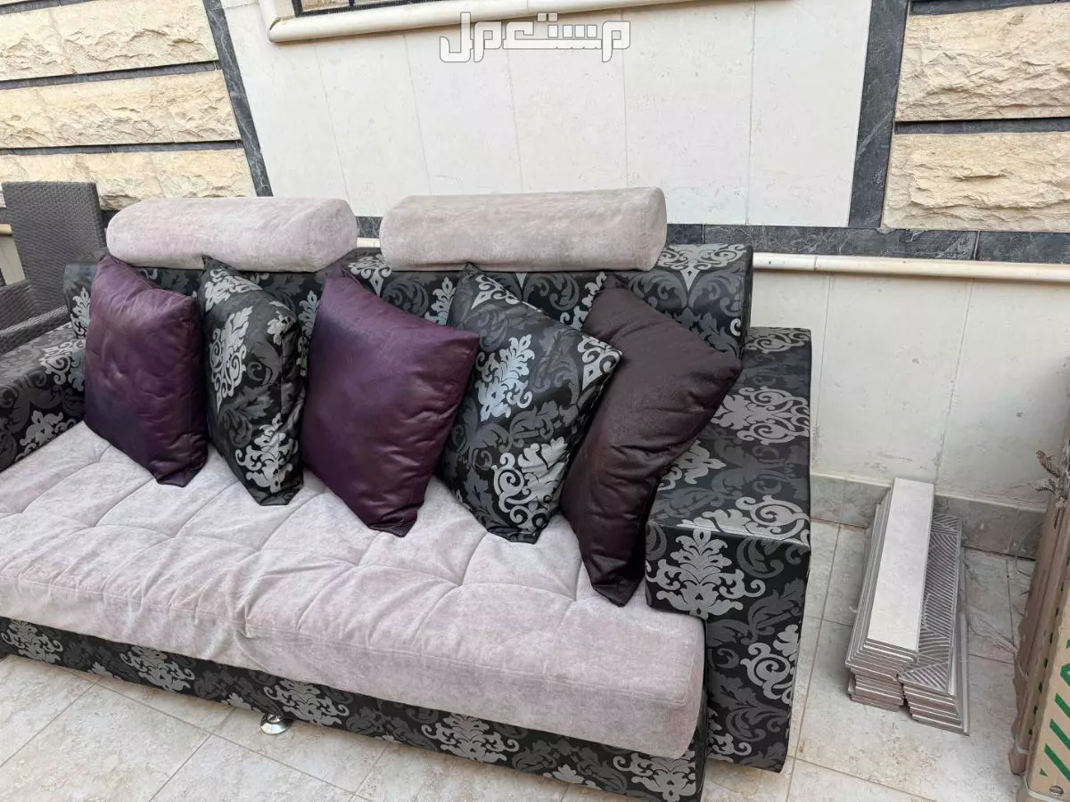 كنب للبيع في حالة ممتازه  في الرياض بسعر ألف ريال سعودي