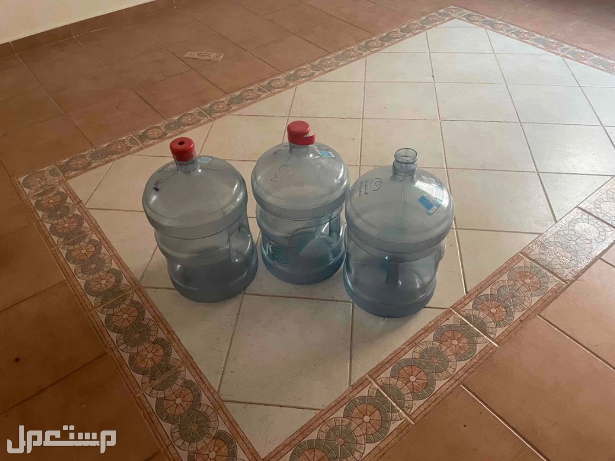 قوارير مياه المنهل فارغه كبيره للبيع  ، وسكوترين وسكيت وكرسي اطفال وحافظة طعام