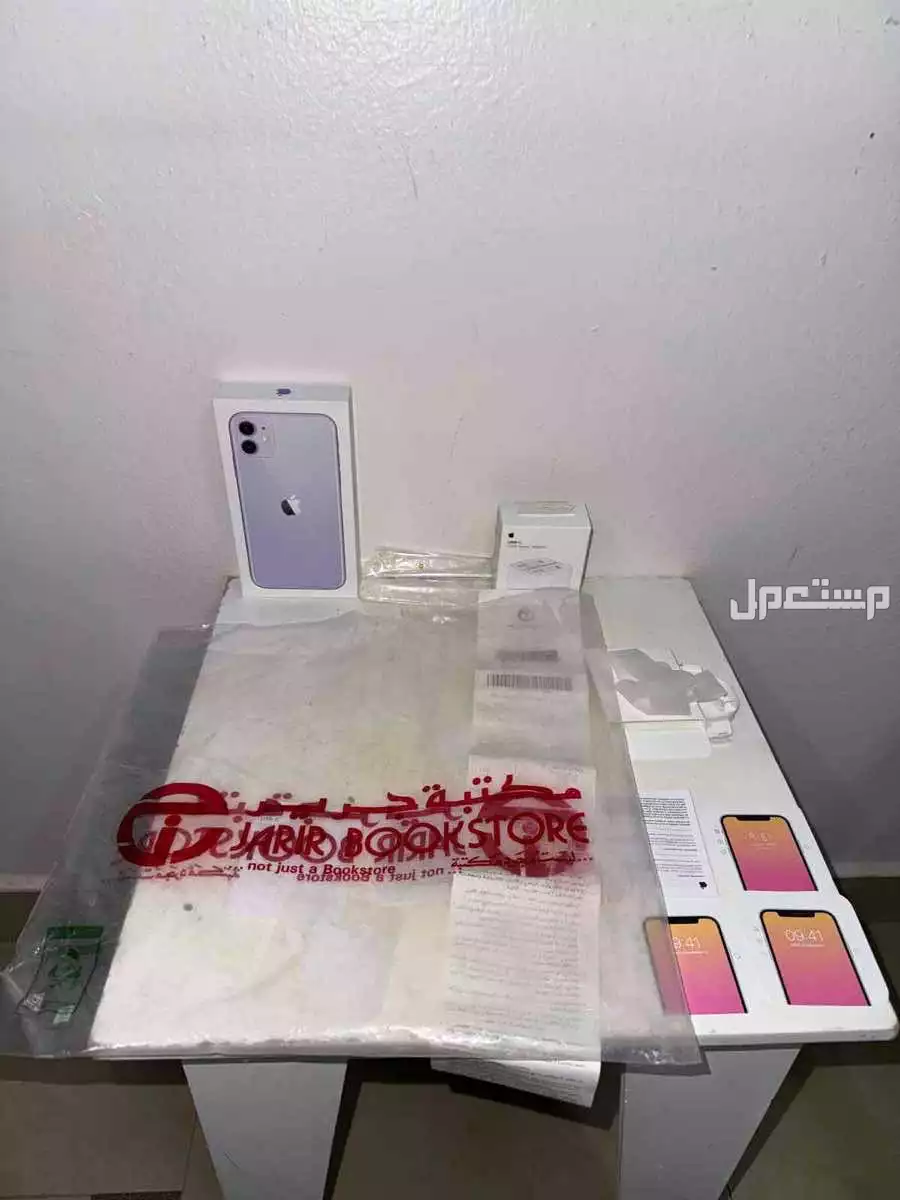 كرتون ايفون مع الفاتوره و جميع ملحقاته
