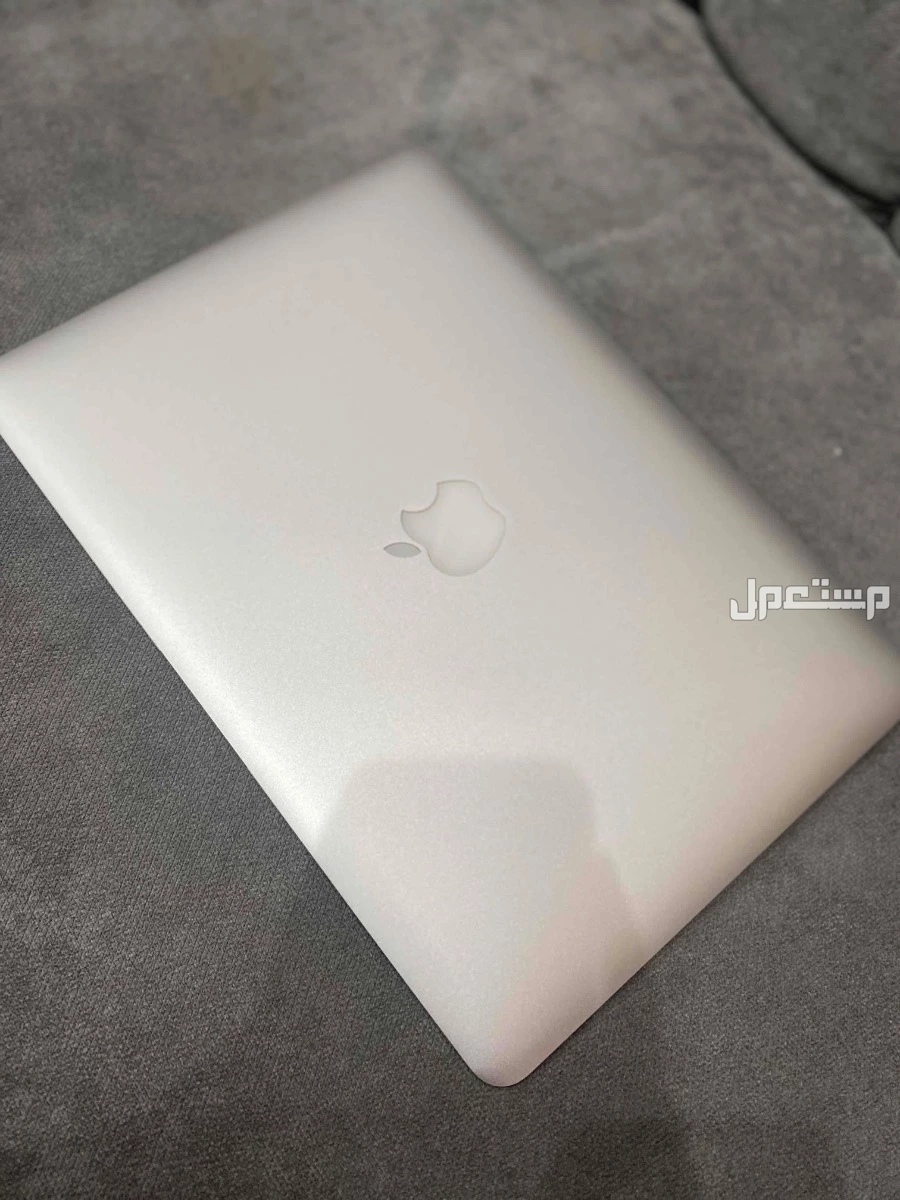 للبيع لابتوب أبل ماك بوك  اير 2017 بسعر 1200