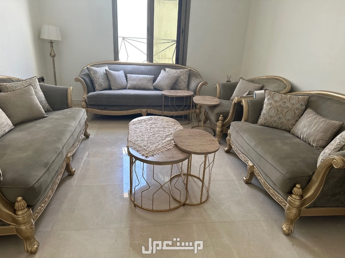 حي السلام للبيع كنب بحاله ممتازه  اشتريته من عبداللطيف اريد ان ابيعه بسعر 5 آلاف ريال سعودي مع الطاولات مجاناً