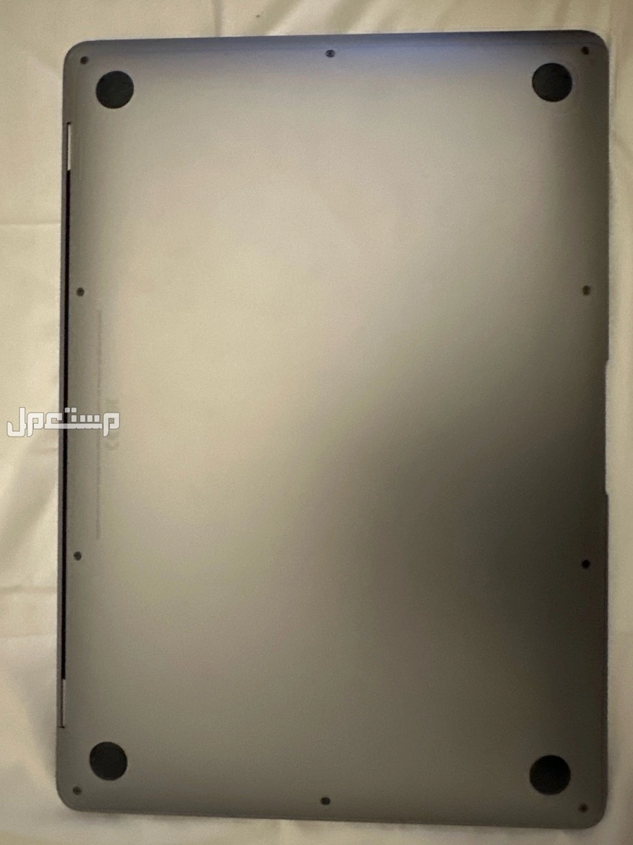 ماكبوك اير Air M1 8GB 256GB في الرياض بسعر ألفين ريال سعودي