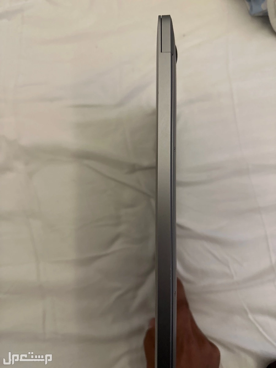 ماكبوك اير Air M1 8GB 256GB في الرياض بسعر ألفين ريال سعودي