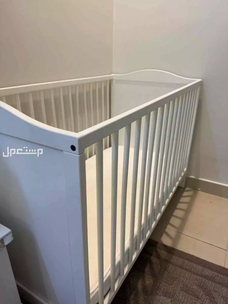 سرير اطفال مع المرتبه من ايكيا من عمر سنه حتى ثلاث سنوات
