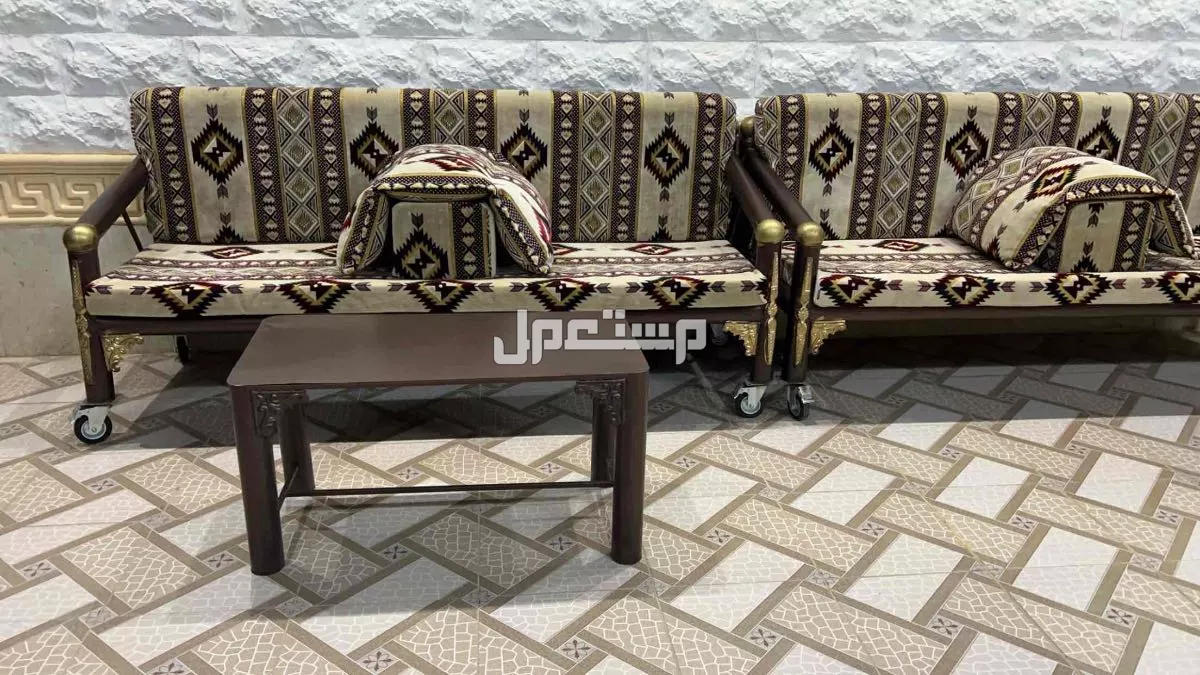 كراسي وطاوله في الرياض بسعر 900 ريال سعودي