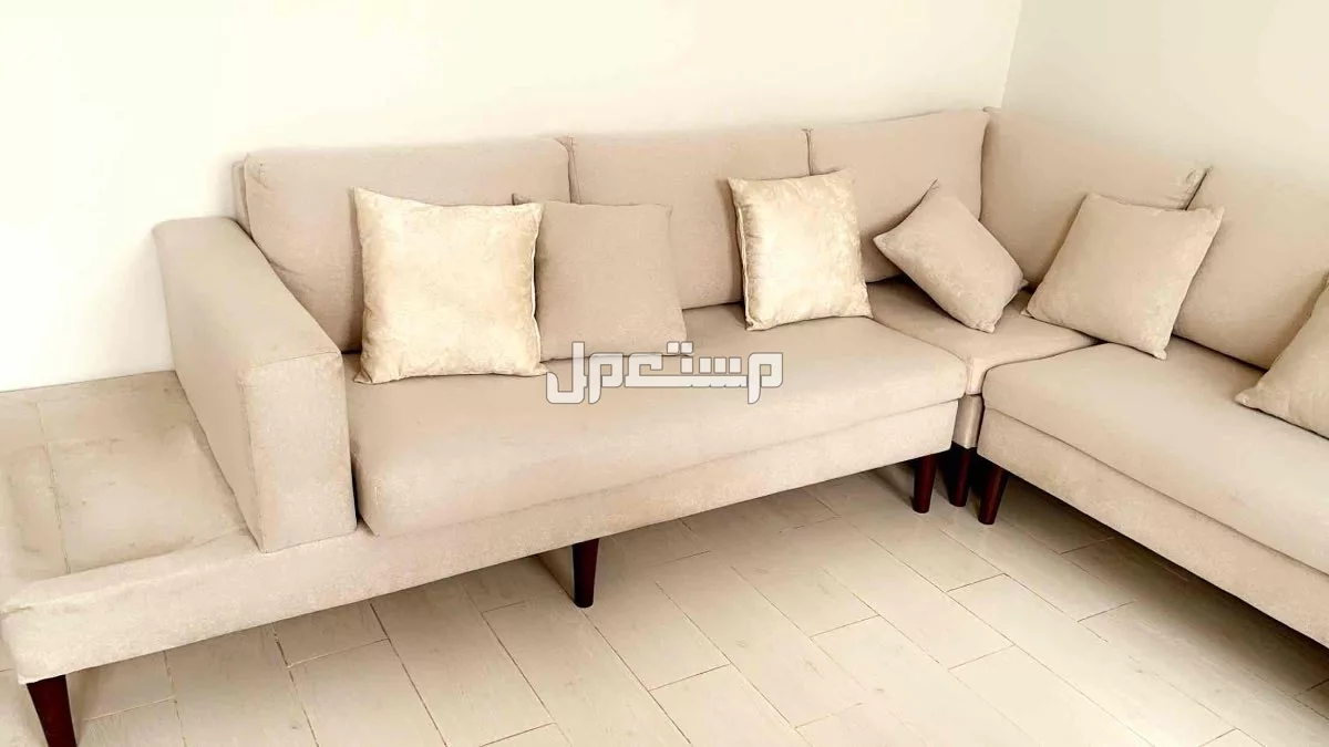 كنب بيج زاوية مع طاولتين جانبيتين متصلة