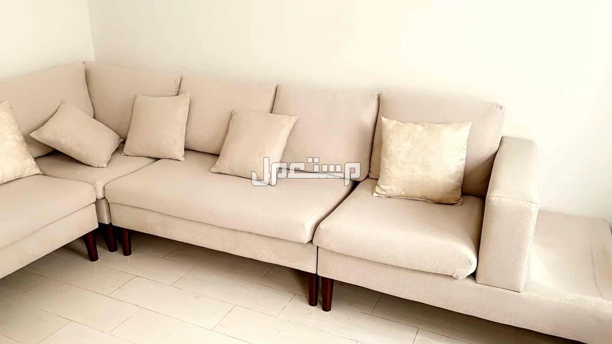 كنب بيج زاوية مع طاولتين جانبيتين متصلة