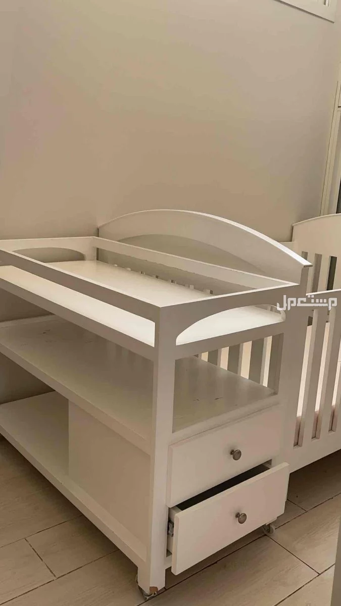 سرير أطفال (مستويات) .. مع طاولة تغيير وأدراج