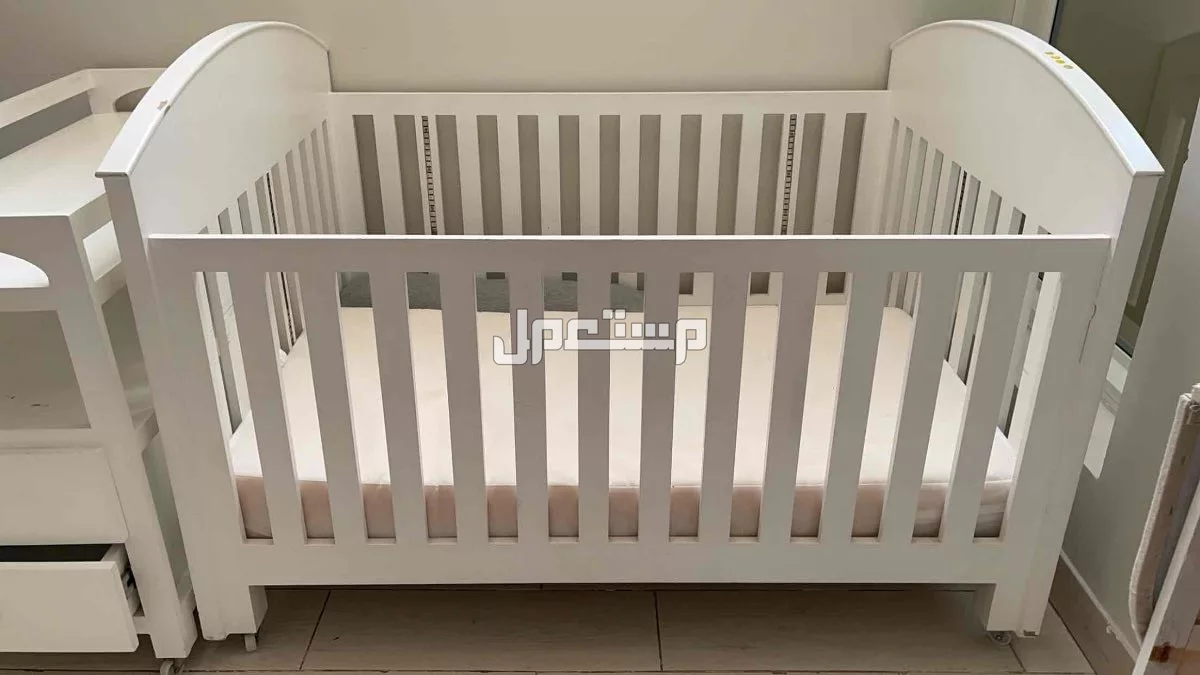 سرير أطفال (مستويات) .. مع طاولة تغيير وأدراج